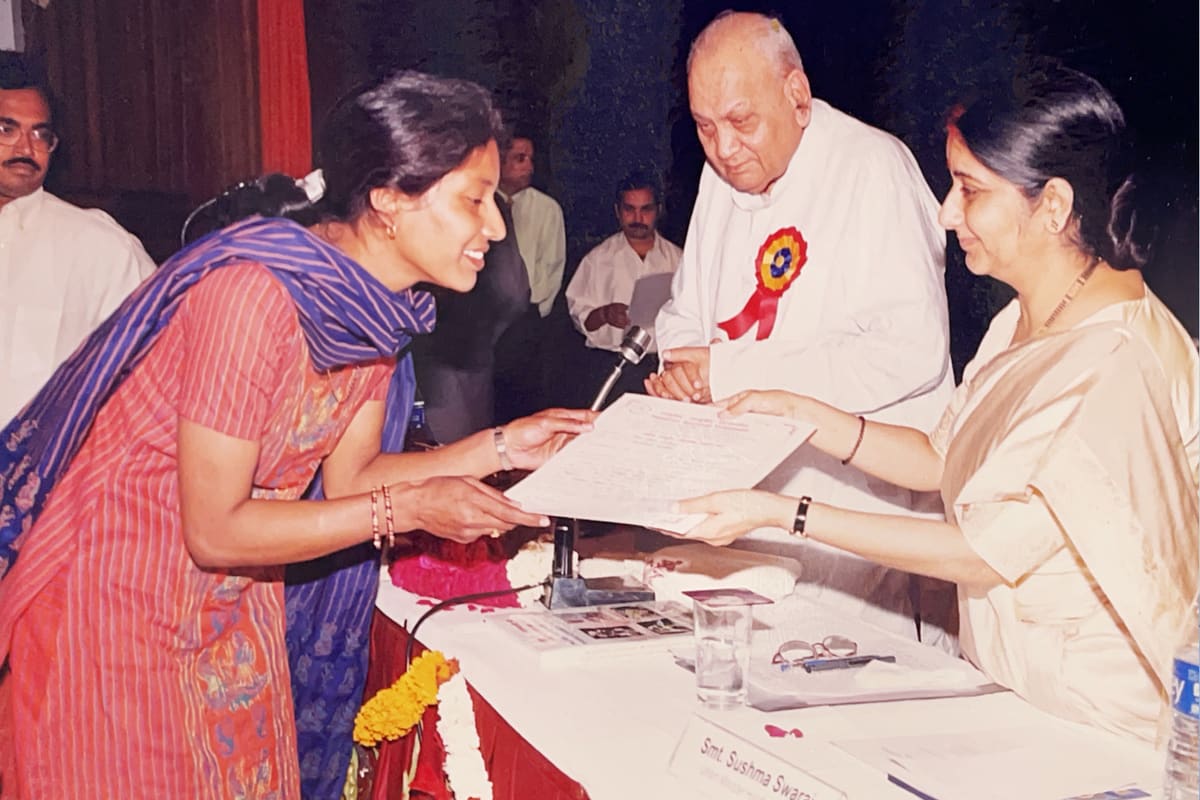 Dr. Seema Saxena receiving a certificate at a ceremony